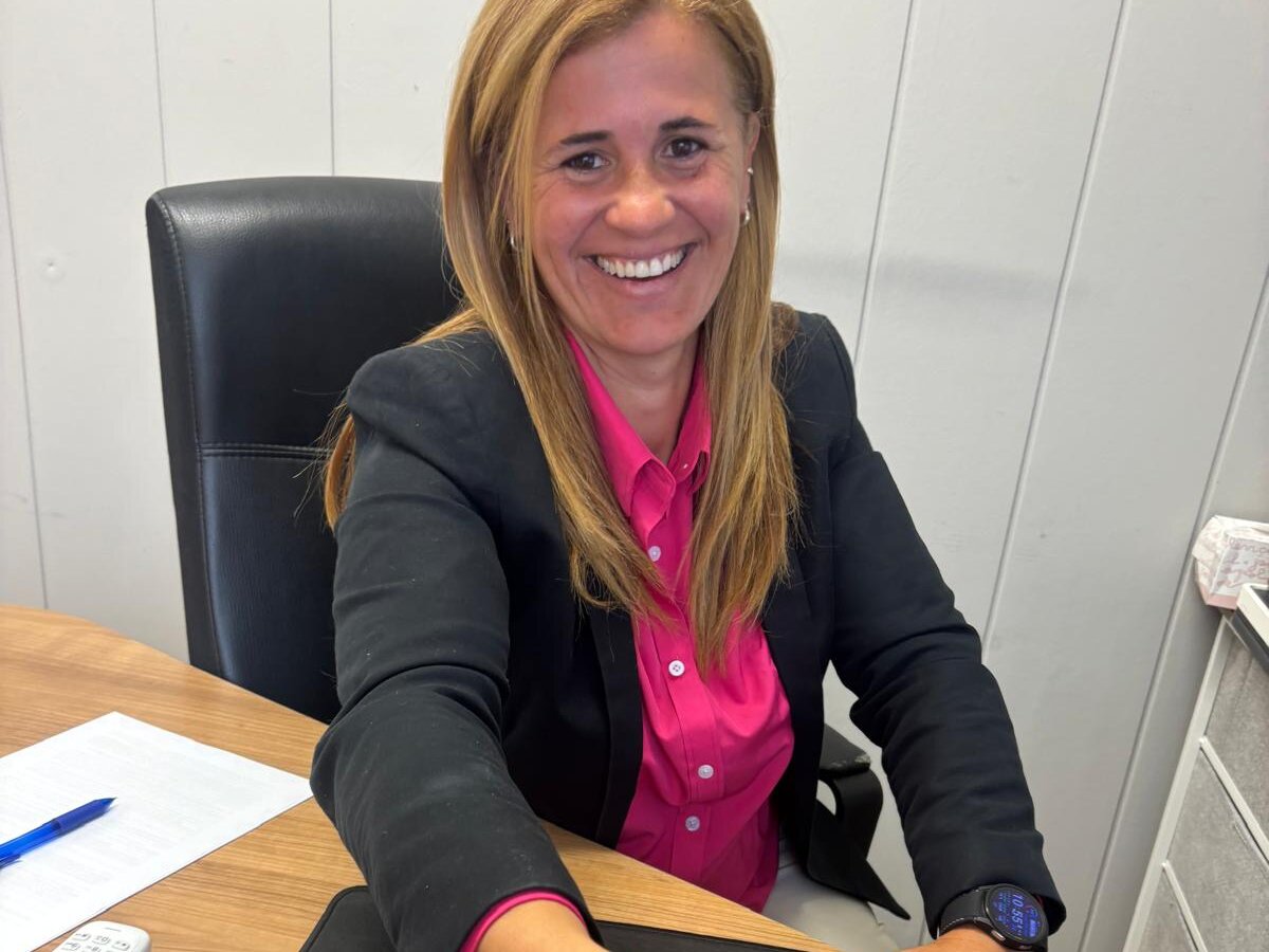 Teresa Castillo en su despacho cerrando un acuerdo con un cliente